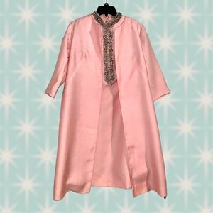 Vintage 1960s Mod Palm Royale style dress with cape. 
Size : US 4